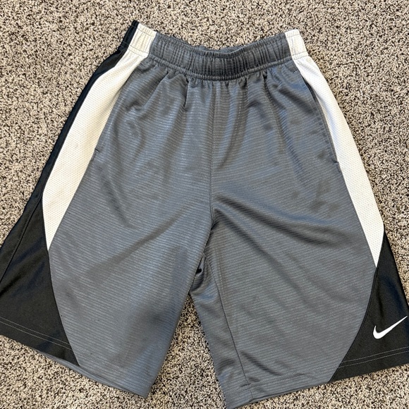 Nike Boys Sports Shorts size Medium from a smoke free home - Picture 1 of 5